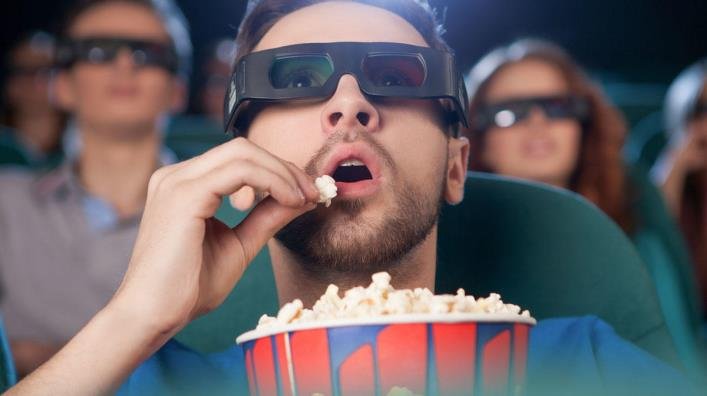 Мужик с попкорном в кинотеатре