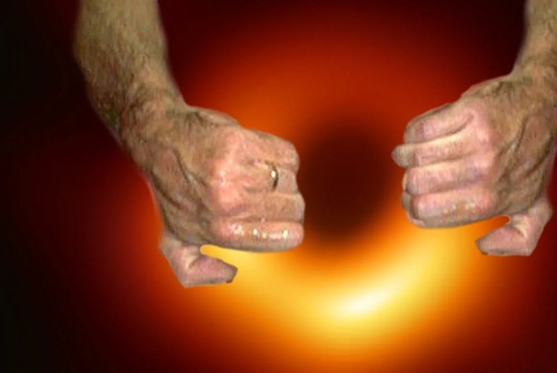 Руки растягивают оригинал