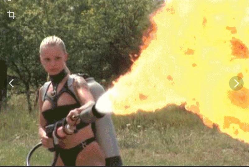 Девушка с огнеметом