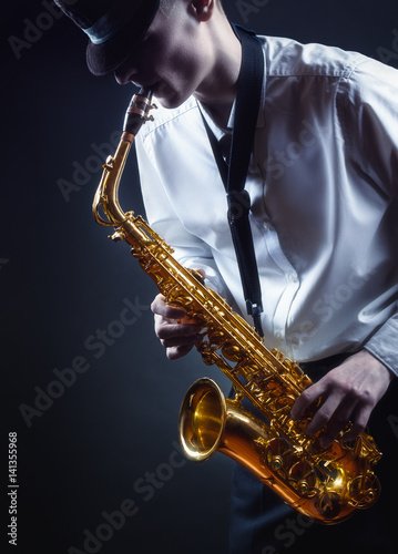 Фотосессия с саксофоном мужчина