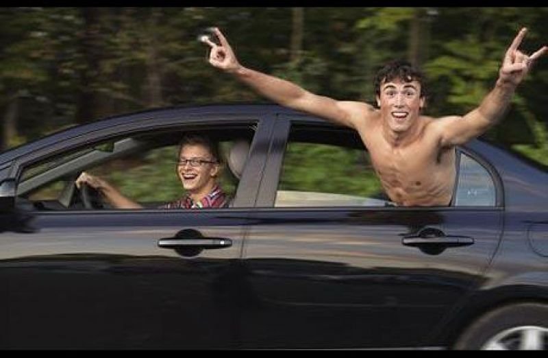 Мужчина высовывается из окна машины