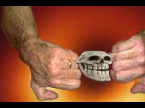 Руки растягивают оригинал