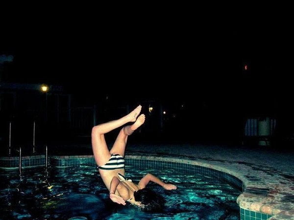 Девушка в бассейне вечером