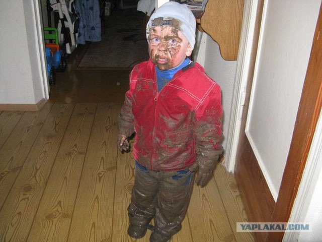 Грязный ребенок пришел домой