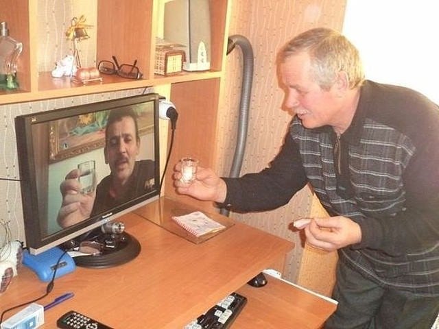 Пьют водку по скайпу