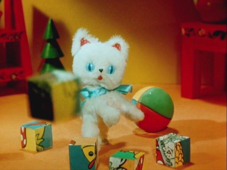 Котенок пинает кубики