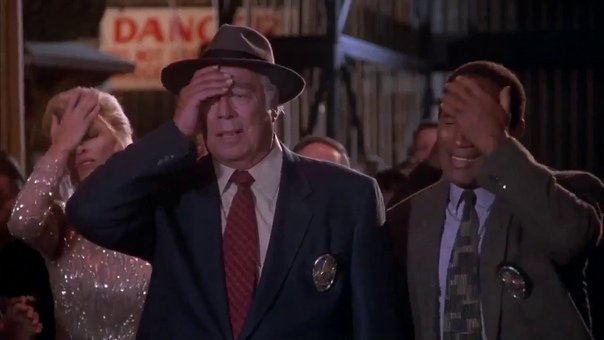 Весь зал хлопает по лбу