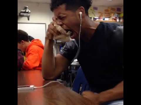 Негр в наушниках плачет