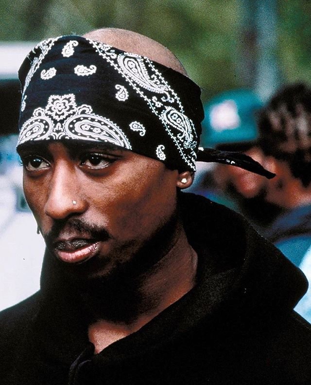 Тупак Шакур в синей бандане
