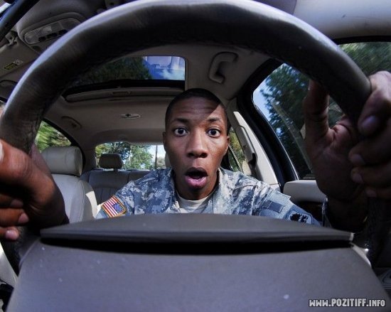 Негр за руле машине с