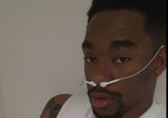 Негр с наушниками в носу