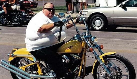 Толстый мотоциклист