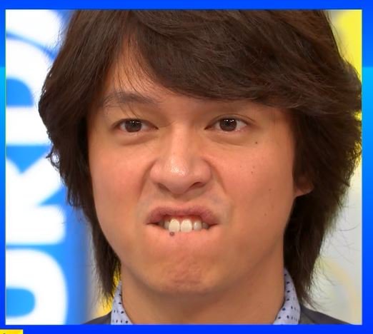 Парень закусывает нижнюю губу