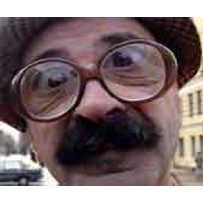 Усатый в очках