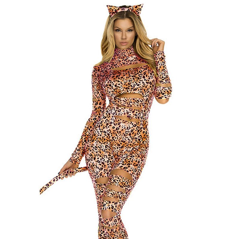Женщина в леопардовом костюме