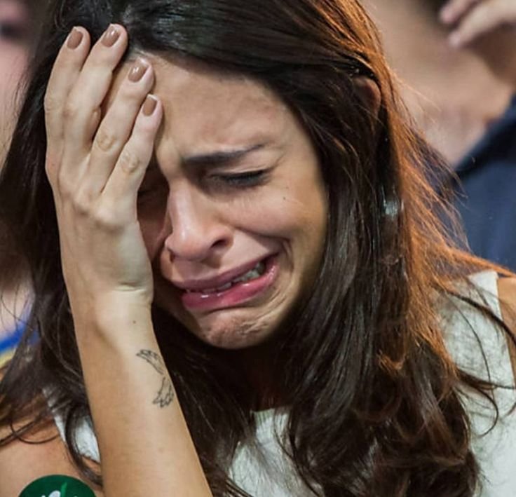 Девушка плачет Мем