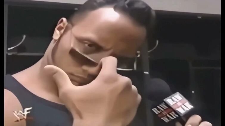 Дуэйн скала Джонсон поднимает бровь