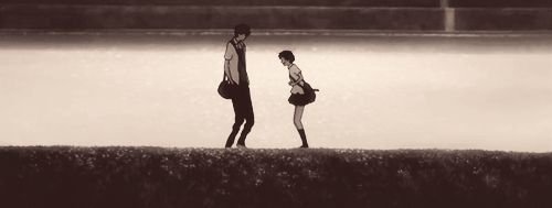 Аниме парень бежит за девушкой