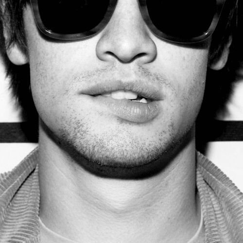 Парень прикусывает нижнюю губу