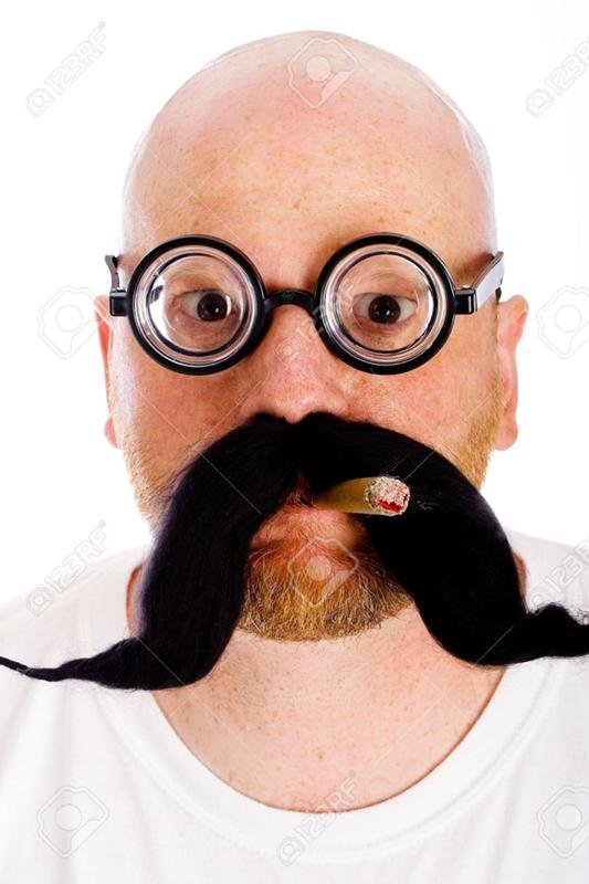 Мужик в очках и с усами