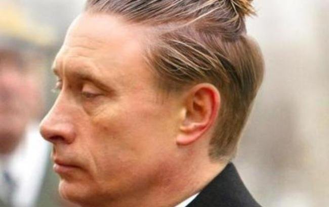 Актер с хвостиком на голове