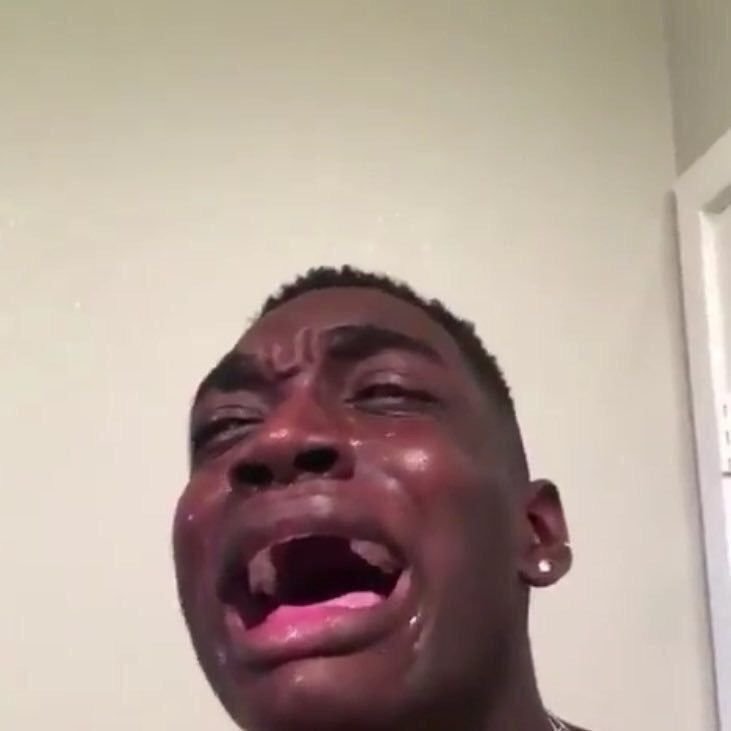 Афроамериканец плачет