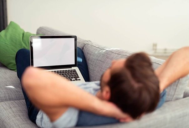 Ноутбук на коленях