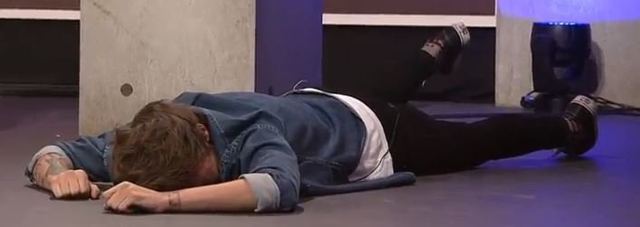 Человек лежит мертвый Мем