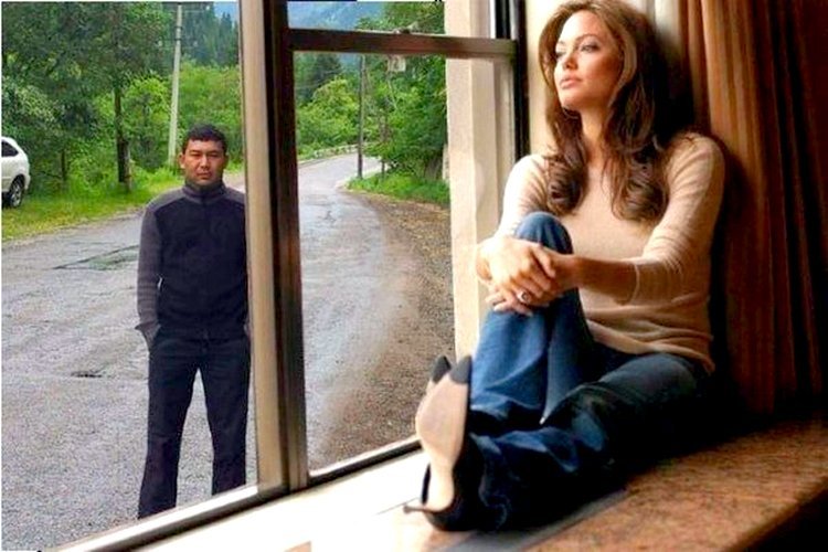 Анджелина Джоли на подоконнике