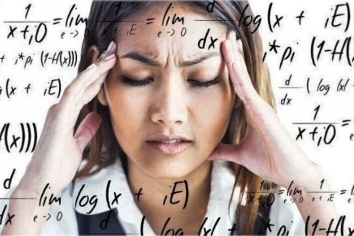 Женщина думает формулы
