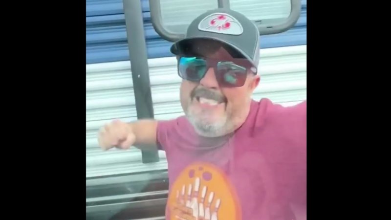 Мужик бьет крабов Мем оригинал