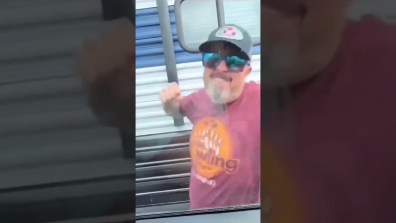 Мужик бьет по стеклу машины