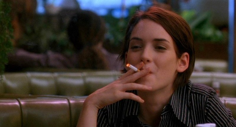 Вайнона Райдер с сигаретой