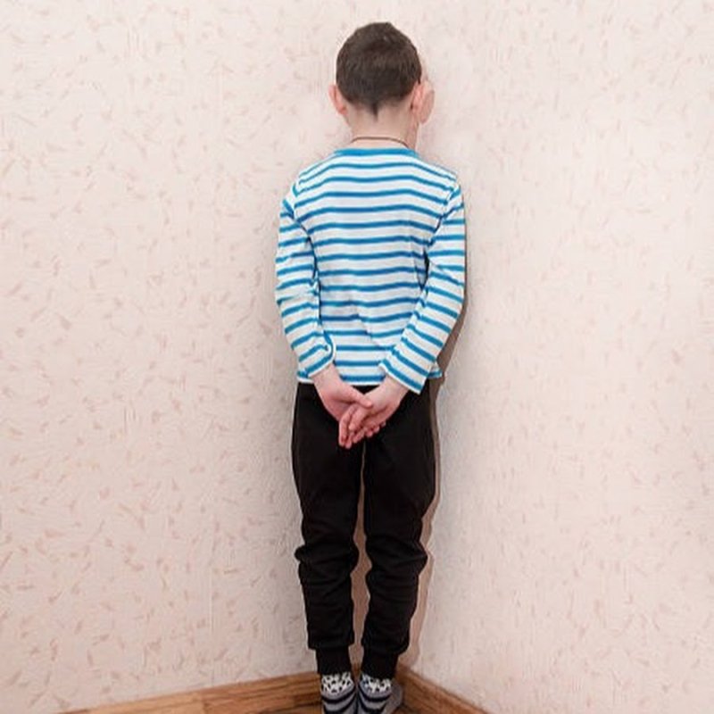 Мальчик в углу наказан