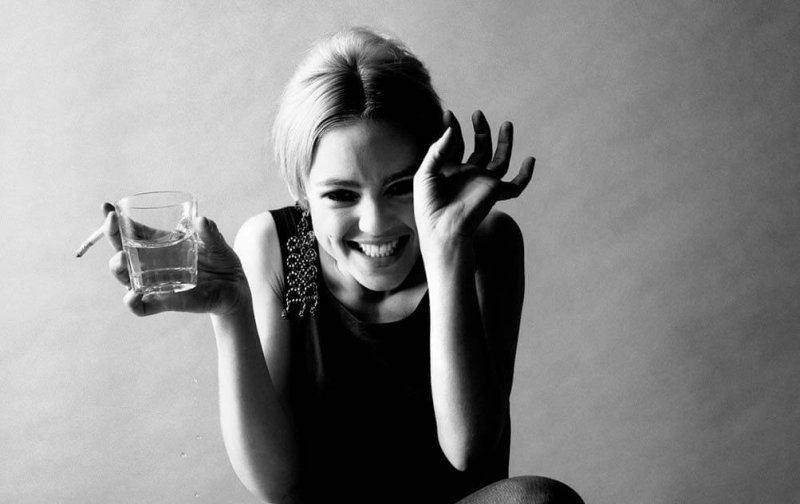 Девушка смеется