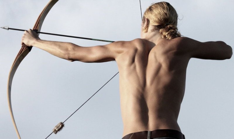 Мужчина с луком и стрелами