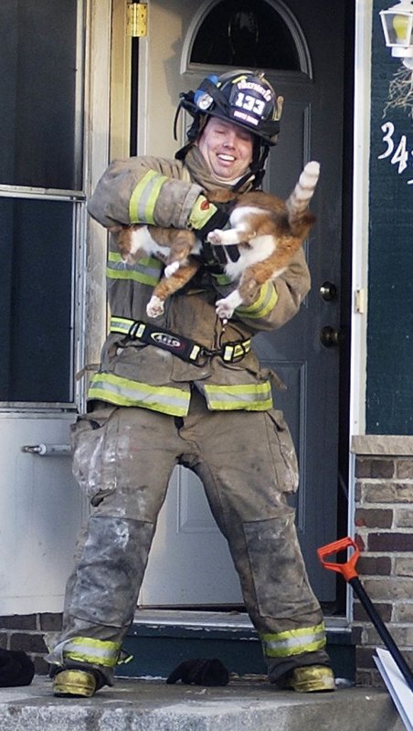 Пожарный с котенком