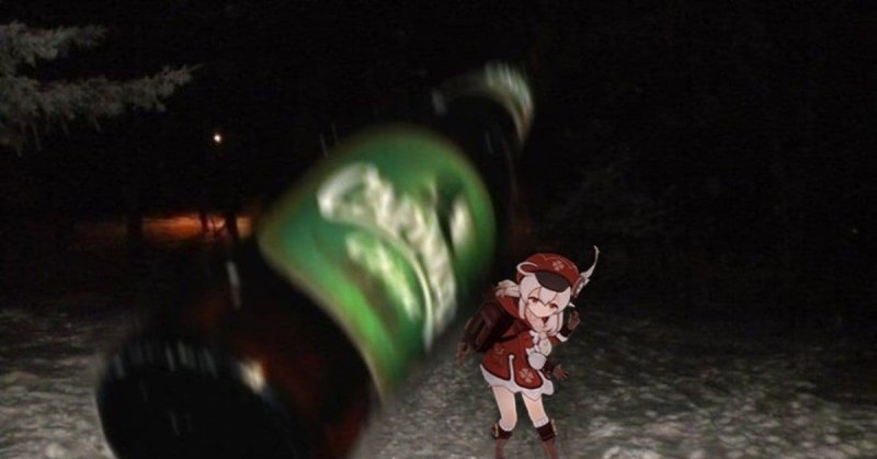 Кидает бутылку в камеру