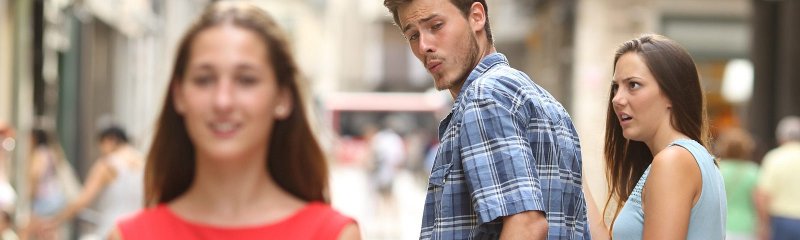 Девушка оглядывается