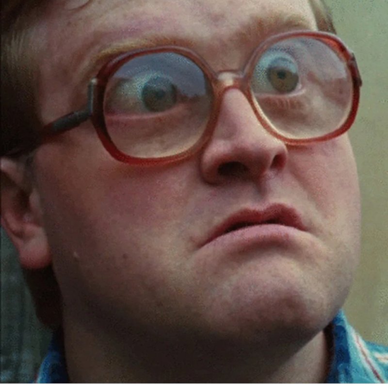 Смешной парень в очках