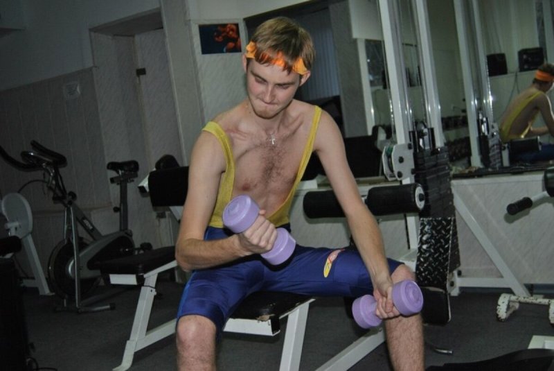 Тощий парень в тренажерке