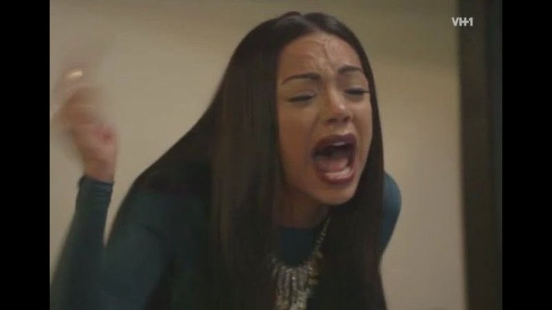 Женщина кричит и тычет пальцем