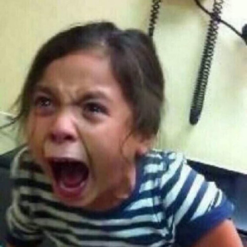 Мем девочка плачет и смеется