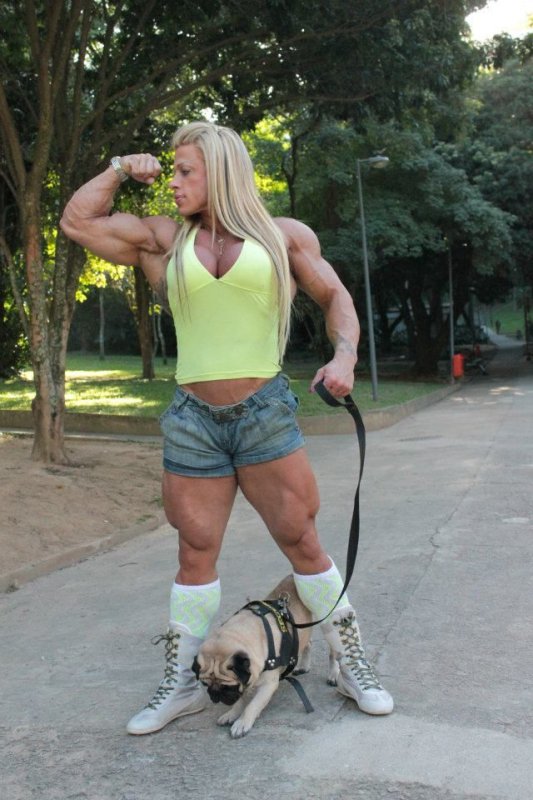 Смешная накаченная женщина