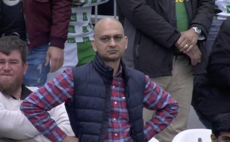 Расстроенный фанат крикета Мем