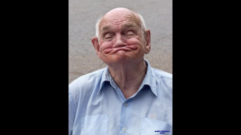 Беззубая улыбка старика