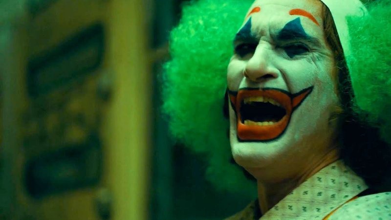 Хоакин Феникс Джокер смеется