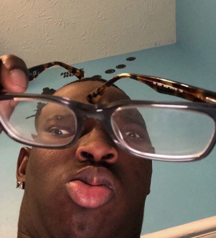 Смешной в очках