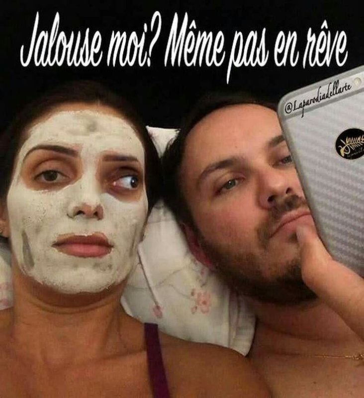 Девушка смотрит в телефон парня одним глазом