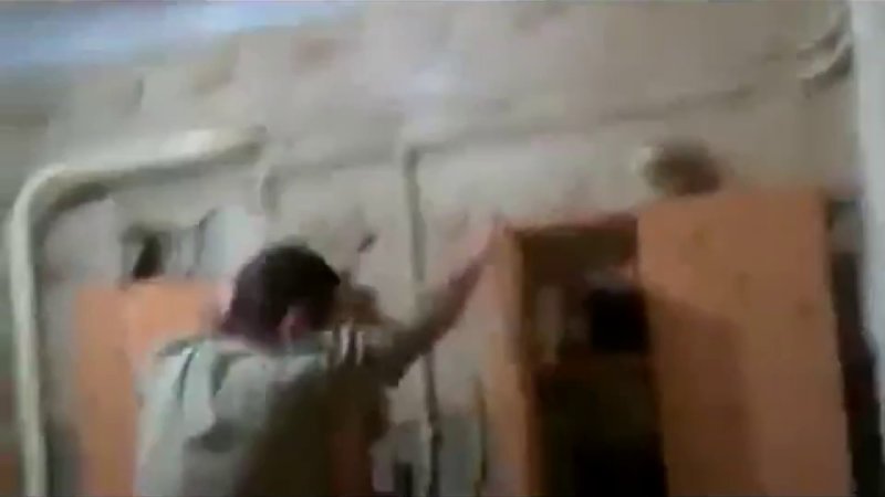 Мужик упал со шкафа